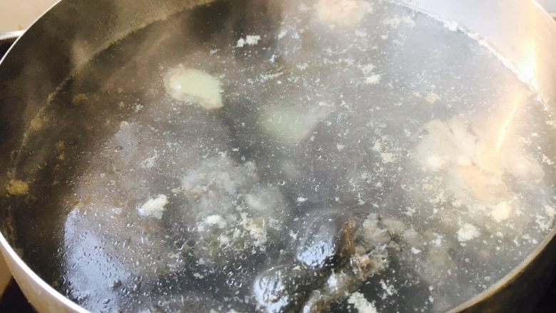 养生汤 淮山药大枣乌鸡汤,捞出乌鸡放在步骤8的开水锅里，把乌鸡清洗干净。