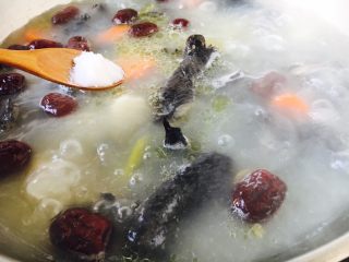 养生汤 淮山药大枣乌鸡汤,放入适量的盐调味。