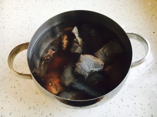 养生汤 淮山药大枣乌鸡汤,乌鸡用水泡一个小时，然后清洗干净。