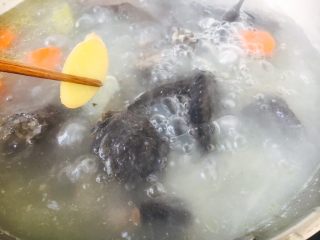养生汤 淮山药大枣乌鸡汤,将佐料捞出不要了。