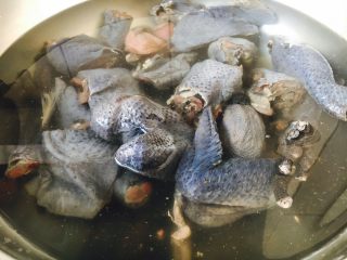 养生汤 淮山药大枣乌鸡汤,放在冷水里焯水。