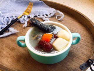 养生汤 淮山药大枣乌鸡汤,一碗暖暖的好喝的乌鸡汤。