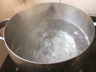 养生汤 淮山药大枣乌鸡汤,给乌鸡焯水时准备一锅开水。