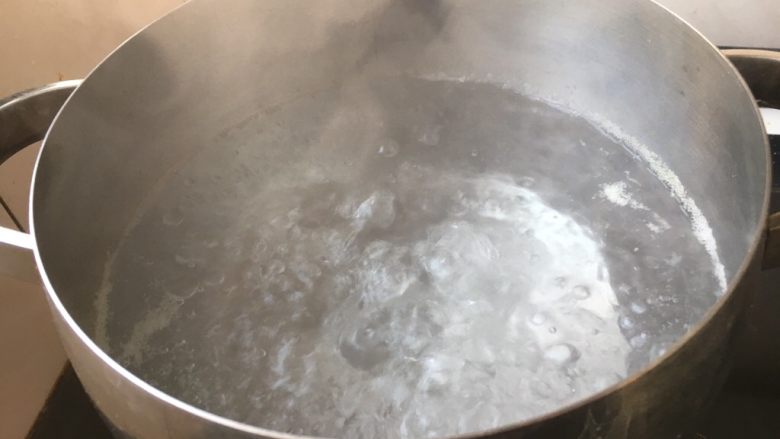 养生汤 淮山药大枣乌鸡汤,给乌鸡焯水时准备一锅开水。