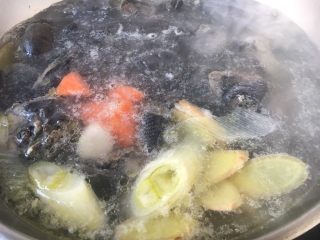 养生汤 淮山药大枣乌鸡汤,放入胡萝卜和山药，大火煮开，小火煮约30分钟。