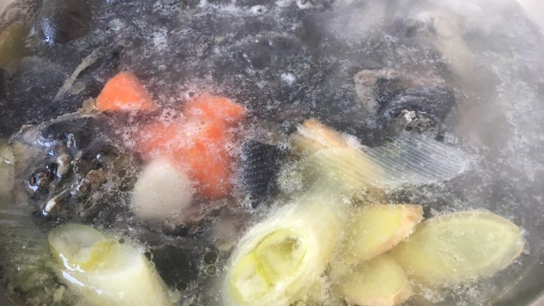 养生汤 淮山药大枣乌鸡汤,放入胡萝卜和山药，大火煮开，小火煮约30分钟。