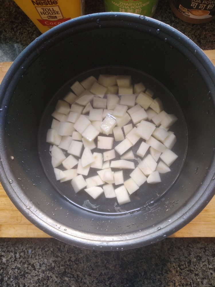 电饭煲-什锦焖饭,清水洗三遍，然后上锅煮。