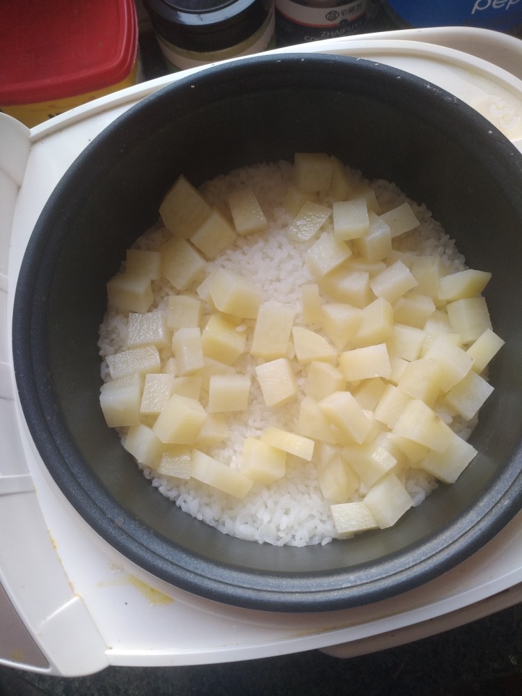 电饭煲-什锦焖饭,米饭闷到还有点儿硬的感觉的时候。放入煮到半熟的土豆。