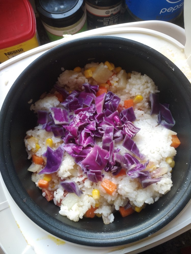 电饭煲-什锦焖饭,嗯，放入烫好的紫甘蓝。