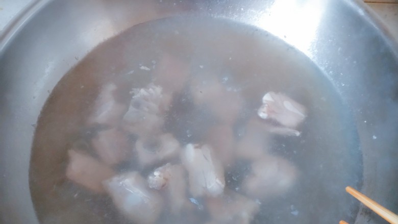 电饭煲+家常排骨藕汤,搅拌一下，让所有的排骨都均匀的去掉血色，让血沫子浮出来，关火