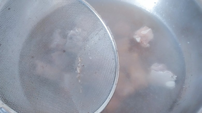 电饭煲+家常排骨藕汤,用滤网或者是勺子，把血沫子捞起来