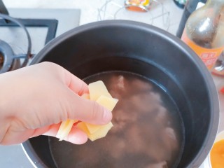 电饭煲+家常排骨藕汤,放入切好片的生姜，搅拌均匀