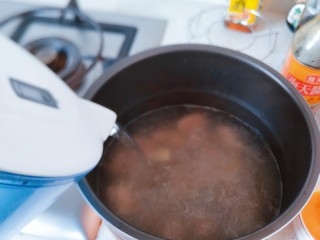 电饭煲+家常排骨藕汤,根据莲藕的量，加入适量的水，一次加够（因为我要用排骨汤煮面，所以水加多了点）