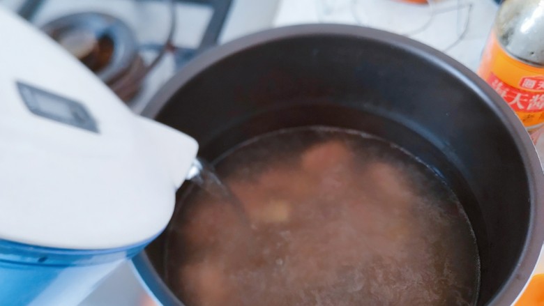 电饭煲+家常排骨藕汤,根据<a style='color:red;display:inline-block;' href='/shicai/ 30'>莲藕</a>的量，加入适量的水，一次加够（因为我要用排骨汤煮面，所以水加多了点）