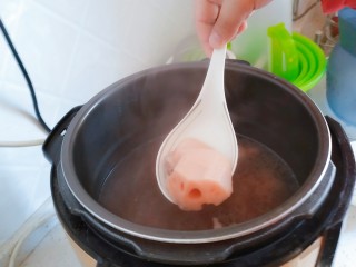 电饭煲+家常排骨藕汤,排骨藕汤煮好后，根据个人口感，添加盐、鸡精等调料，搅动几下，盖上盖子，再焖五分钟，让调料充分融合