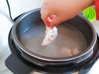电饭煲+家常排骨藕汤,排骨煮好后，等它排好气，把莲藕放入其中，搅动下