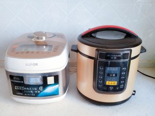电饭煲+家常排骨藕汤,我家里有两种电饭煲，我用的是右边的这种，有点像高压锅
