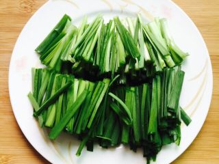 韭菜炒小白虾,韭菜洗干净沥干水分切成段备用