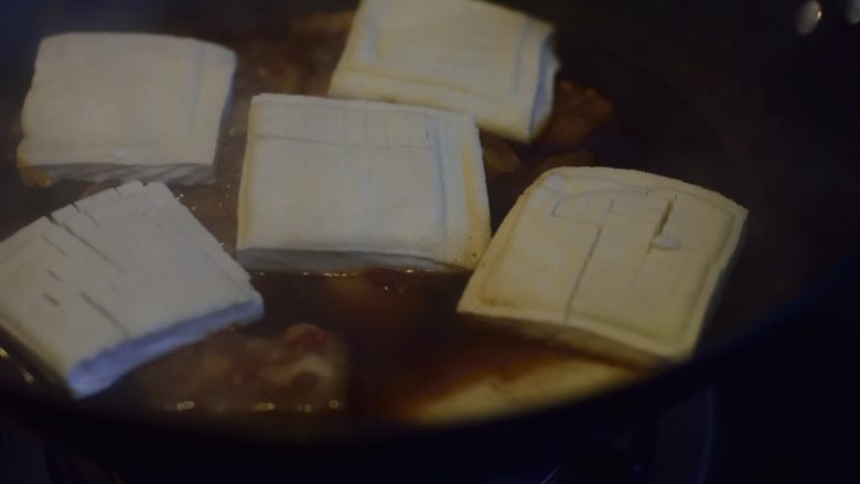 肉汁兰花干,先将肉小火炖上半小时后再放豆干。放豆干的时候汤汁起码要能够浸润所有豆干的底部。