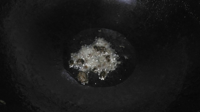柠檬烤鲈鱼,起锅放油，油热把豆豉放入煸炒