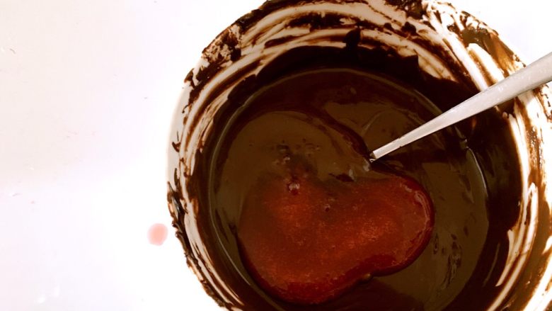 甜美草莓巧克力杯,加入草莓酱搅拌均匀