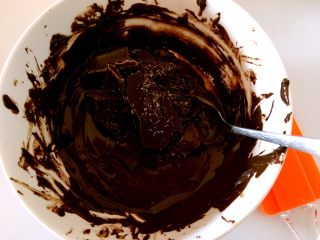 甜美草莓巧克力杯,加入40克黑巧克力搅拌至融化