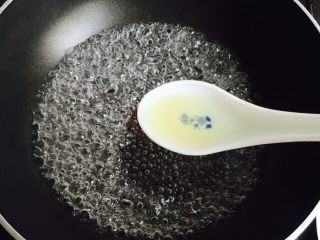 韭菜炒小白虾,锅里水烧开加1勺食用油