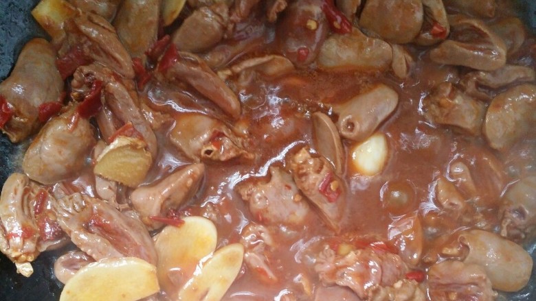 下饭又下酒的辣椒酱爆鸡心,把腌制入味的鸡心倒入锅中炒至八成熟。