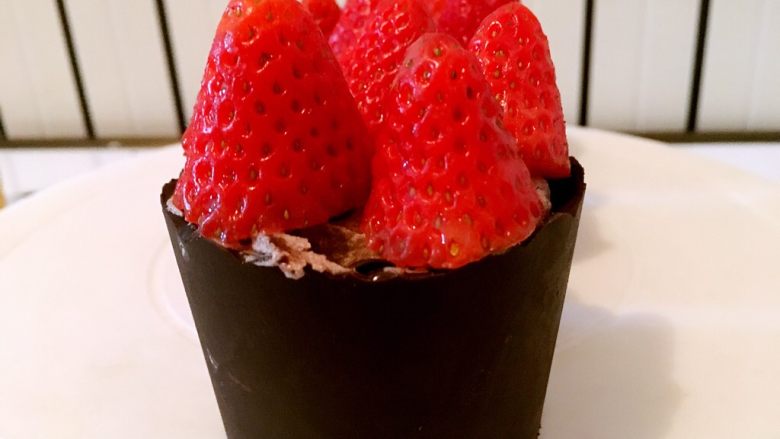 甜美草莓巧克力杯,取出摆上喜欢的水果装饰，我用的草莓
