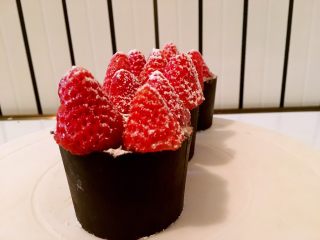 甜美草莓巧克力杯,撒上糖粉