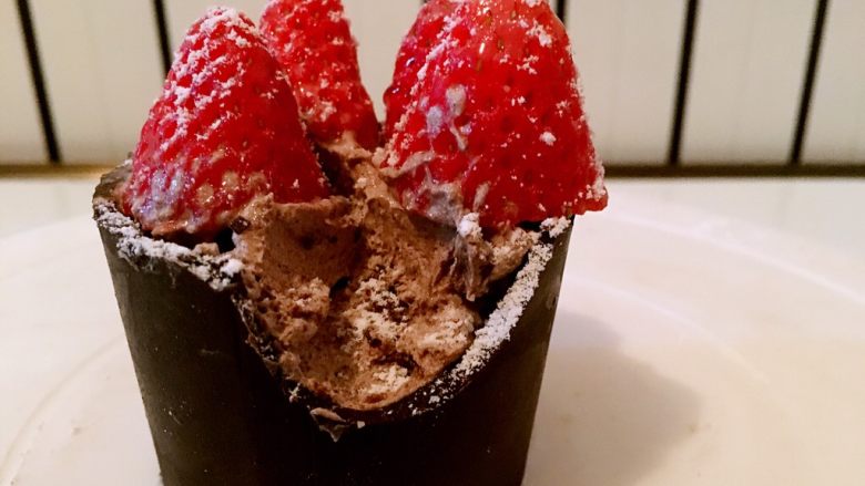 甜美草莓巧克力杯,吃一口，鲜，甜，香，苦，整个口味非常有层次感……吃起来吧！