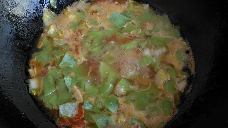 鸡丝菠菜揪片,锅烧开，取一面长条，揪成小片放入锅里