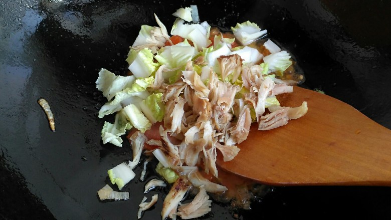 鸡丝菠菜揪片,接着把白菜和鸡丝放入翻炒