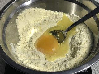 电饭煲+玉米面发糕,搅拌后，加入一粒鸡蛋，