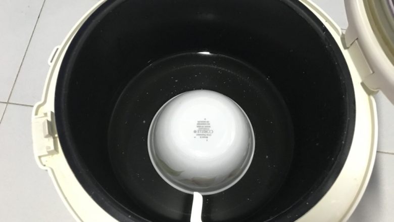 电饭煲+玉米面发糕,电饭煲底部倒扣一个碗，水位到1/3碗。