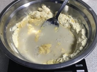 电饭煲+玉米面发糕,倒入混合面里。