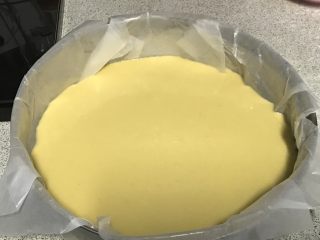 电饭煲+玉米面发糕,等待发酵，要是天冷，可以放在温暖一点的地方，可以缩短发酵时间。