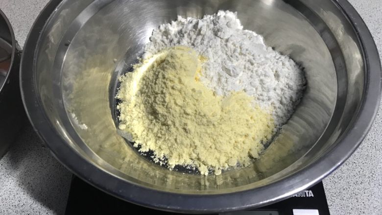 电饭煲+玉米面发糕,加入普通面粉50克。