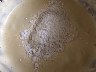 南瓜杯子蛋糕,加入过筛后的低筋面粉，翻拌均匀。