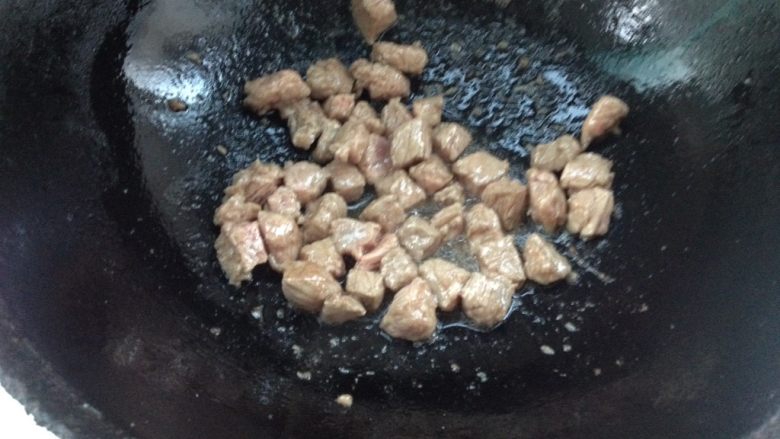 杏鲍菇炒牛柳,锅中热油，翻炒牛柳