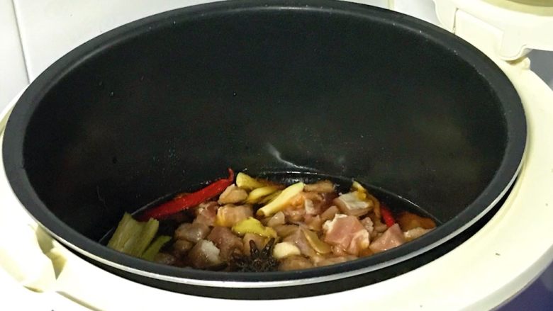 电饭煲+梅菜烧肉,搅拌一下，准备开电，盖上盖子，启动煮饭模式。锅里的水量足够煮烂猪肉的。等待自动跳闸，焖十分钟。