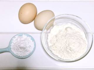 宝宝辅食之手指饼干,准备所有食材
鸡蛋/2个  低筋面粉/70克  糖粉/40克
