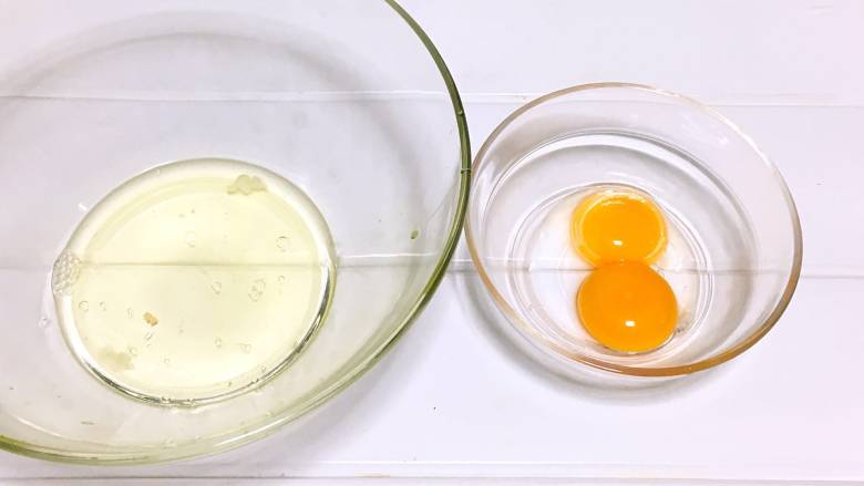宝宝辅食之手指饼干,蛋清蛋黄分离。蛋清装到无油无水的容器里。