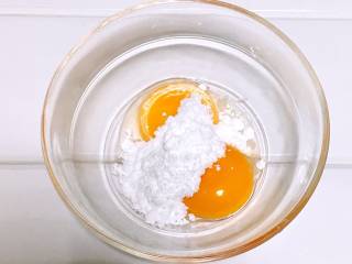 宝宝辅食之手指饼干,往蛋黄里加入10克糖粉。