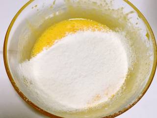 宝宝辅食之手指饼干,往蛋黄糊里筛入35克低筋面粉。