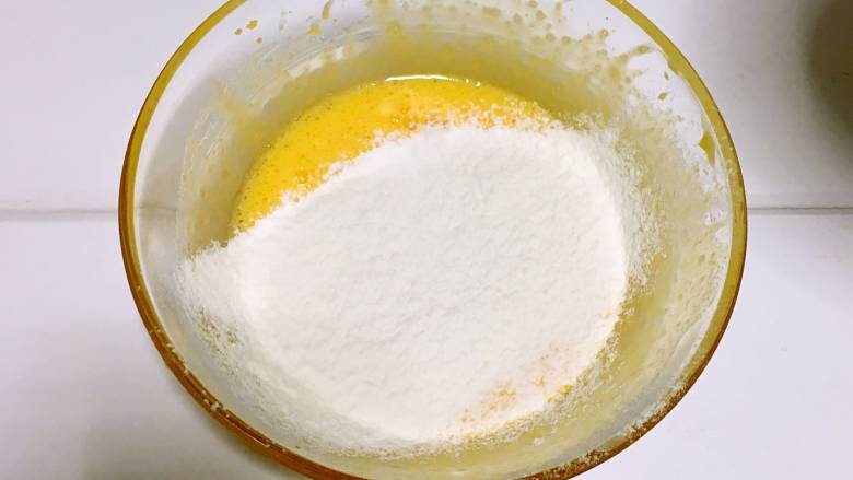 宝宝辅食之手指饼干,往蛋黄糊里筛入35克低筋面粉。