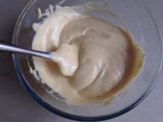 黄豆粉戚风蛋糕,用同样的手法拌均匀