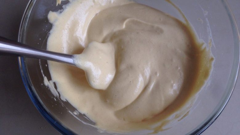 黄豆粉戚风蛋糕,用同样的手法拌均匀