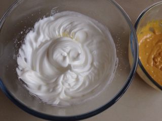 黄豆粉戚风蛋糕,鸡蛋清分三次加入糖，用电动打蛋器打至偏干性发泡