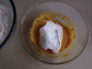 黄豆粉戚风蛋糕,取三分之一的打发好蛋白霜到蛋黄糊里，用刮刀从底部向上翻拌均匀（不会翻拌手法的可以上网看戚风蛋糕视频制作）